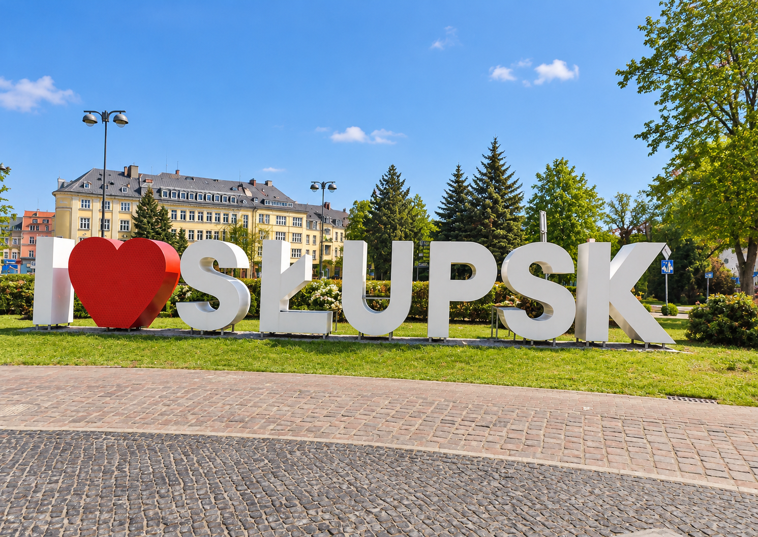 I-love-Słupsk-Schriftzug im Stadtzentrum bei Tageslicht
